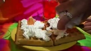 molhado eighand jobuvenileteen lésbica feminina comendo sorvete