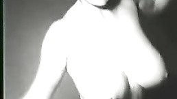 Virginia Bell se desnuda en la década de 1950
