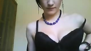 Chica en lencería negra masturbándose su coño