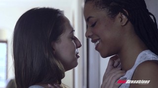 Lesbianas interraciales tienen sexo