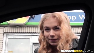 Chica rusa joven dispuesto a chupar la polla