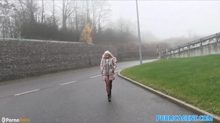 Chica italiana de vacaciones follada en coche por el local