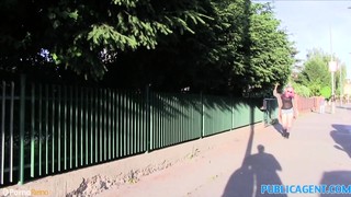 Puta americana habla follando al aire libre en Praga