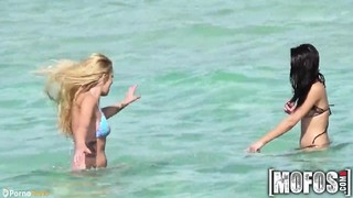 Duas garotas passando um dia na praia