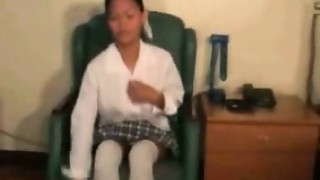 Pequeña niña asiática flequillo a sí misma con juguetes sexuales