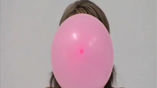 Adolescente golpes pop globos rosas