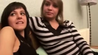 Grupo de adolescentes a foder com força, fazendo dupla penetração