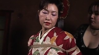 Japonês MILF kimono fica amarrado