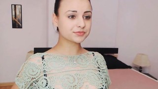Linda adolescente rumano tiras y se masturba