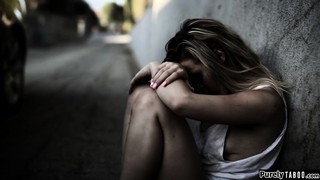 Adolescente sin hogar recogido y engañado en el sexo
