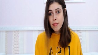 Morena orgullosa se masturba delante de la webcam