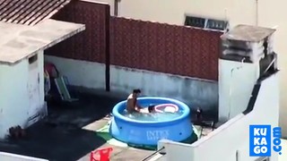 Meninas vendo casal foder em piscina CFNM