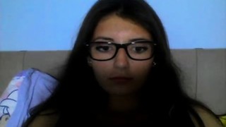 Adolescente esfrega sua buceta na webcam