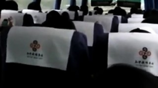 Menina se masturbando em um ônibus