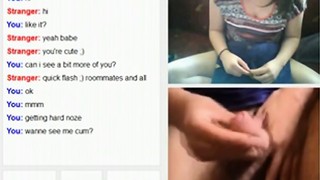 Divertido chat en línea en Chatroulette con chica parpadeando y chico masturbándose