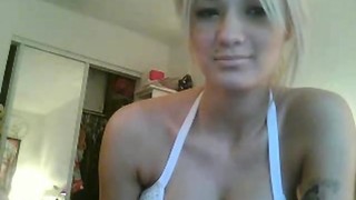 Rubia joven desnuda en webcam se toca el coño