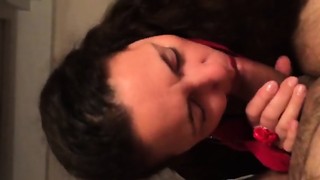 Mujer madura haciendo una mamada - Porno Casero
