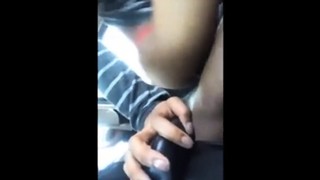 Puta negra rebotando en su polla en el coche después de clase.