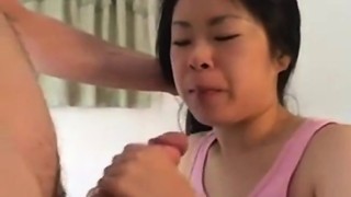 Mulher asiática submissa fodeu com força e pulverizada com sémen