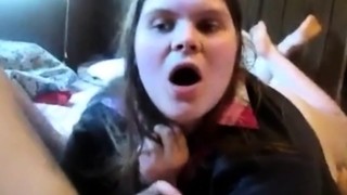 Menina adolescente gorducha fica com a boca cheia de esperma