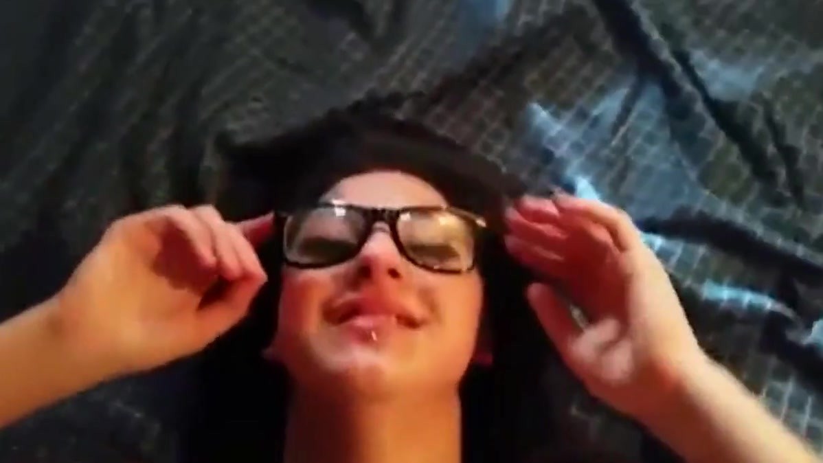 Eyaculando sobre el rostro de una chica con gafas » PornoReino imagen Foto