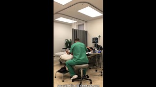 Enfermera se masturba mientras el doctor atiende una paciente