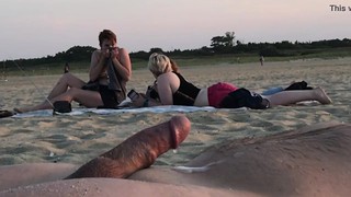 Pervertido ejacula sem tocar na sua pila à frente de três adolescentes