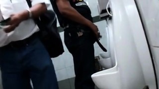 Filmagem de homens masturbando-se em um banheiro público