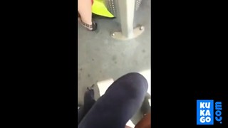 Pervertido eyacula sobre el culo de una chica en público