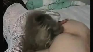 Mujer madura comiéndole el culo a un joven