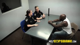Um tipo negro preso por polícias mulheres excitadas