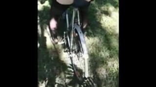 Mujer amateur follando con una bicicleta