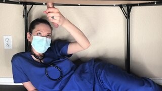 Enfermeira tira uma amostra de sêmen batendo uma pila